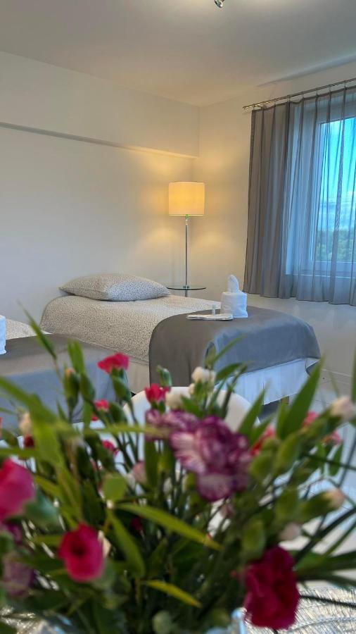 Azyl Hotel Legnica Buitenkant foto