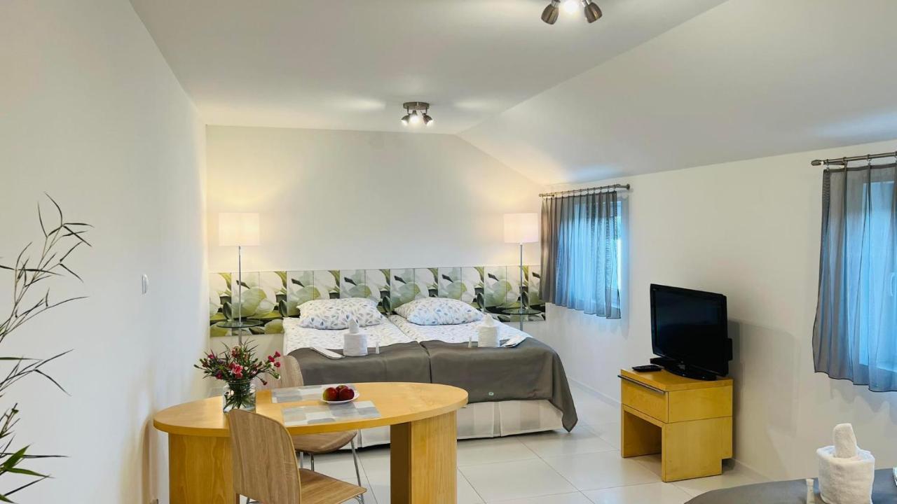 Azyl Hotel Legnica Buitenkant foto