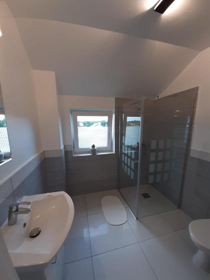 Azyl Hotel Legnica Buitenkant foto