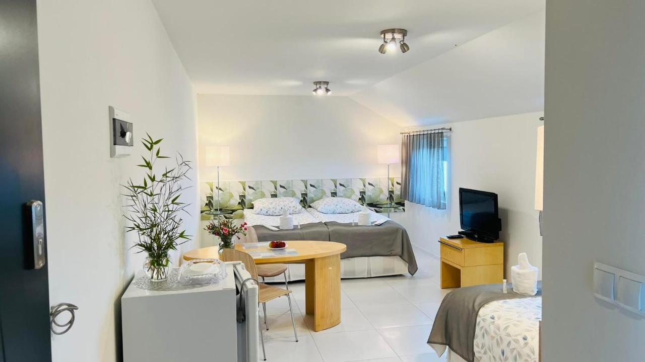 Azyl Hotel Legnica Buitenkant foto