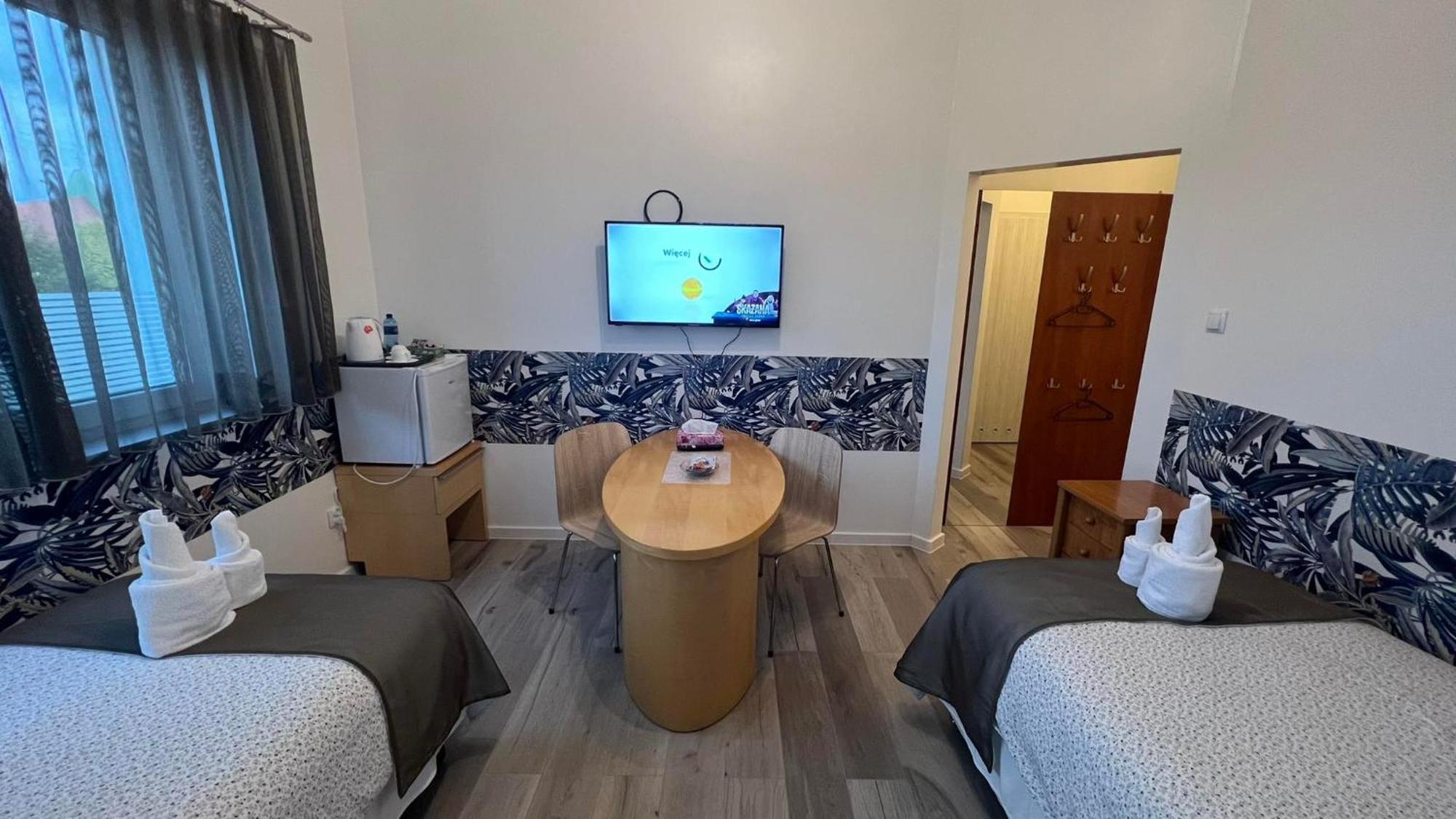 Azyl Hotel Legnica Buitenkant foto