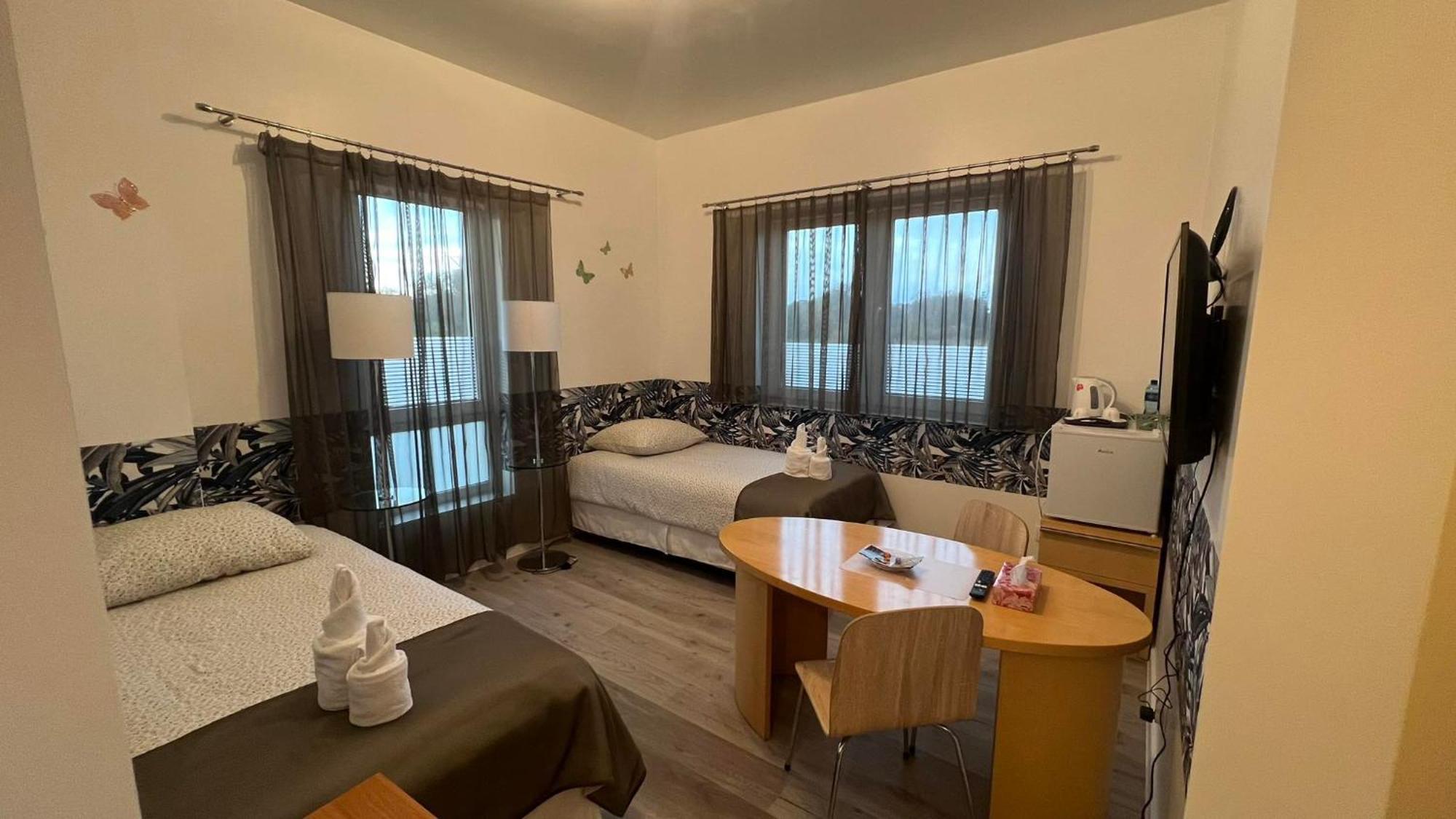 Azyl Hotel Legnica Buitenkant foto