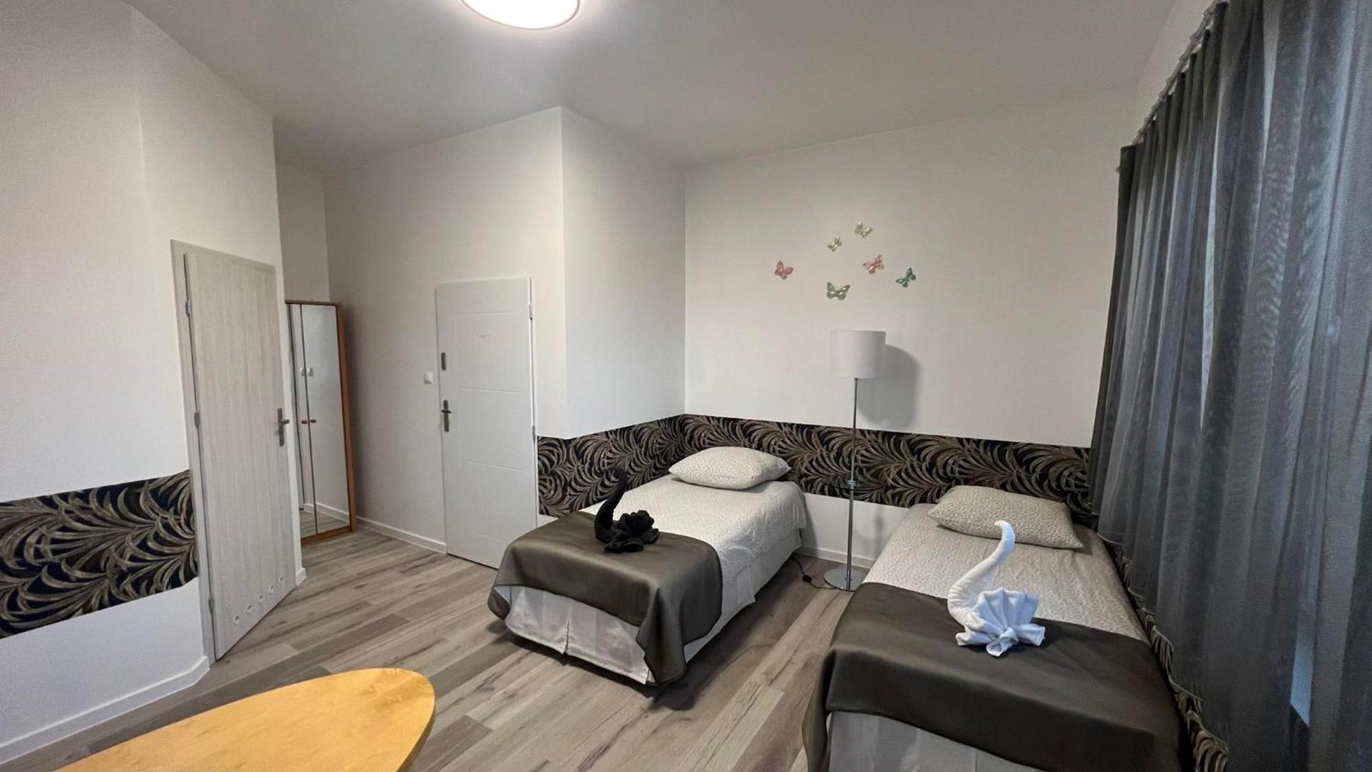 Azyl Hotel Legnica Buitenkant foto