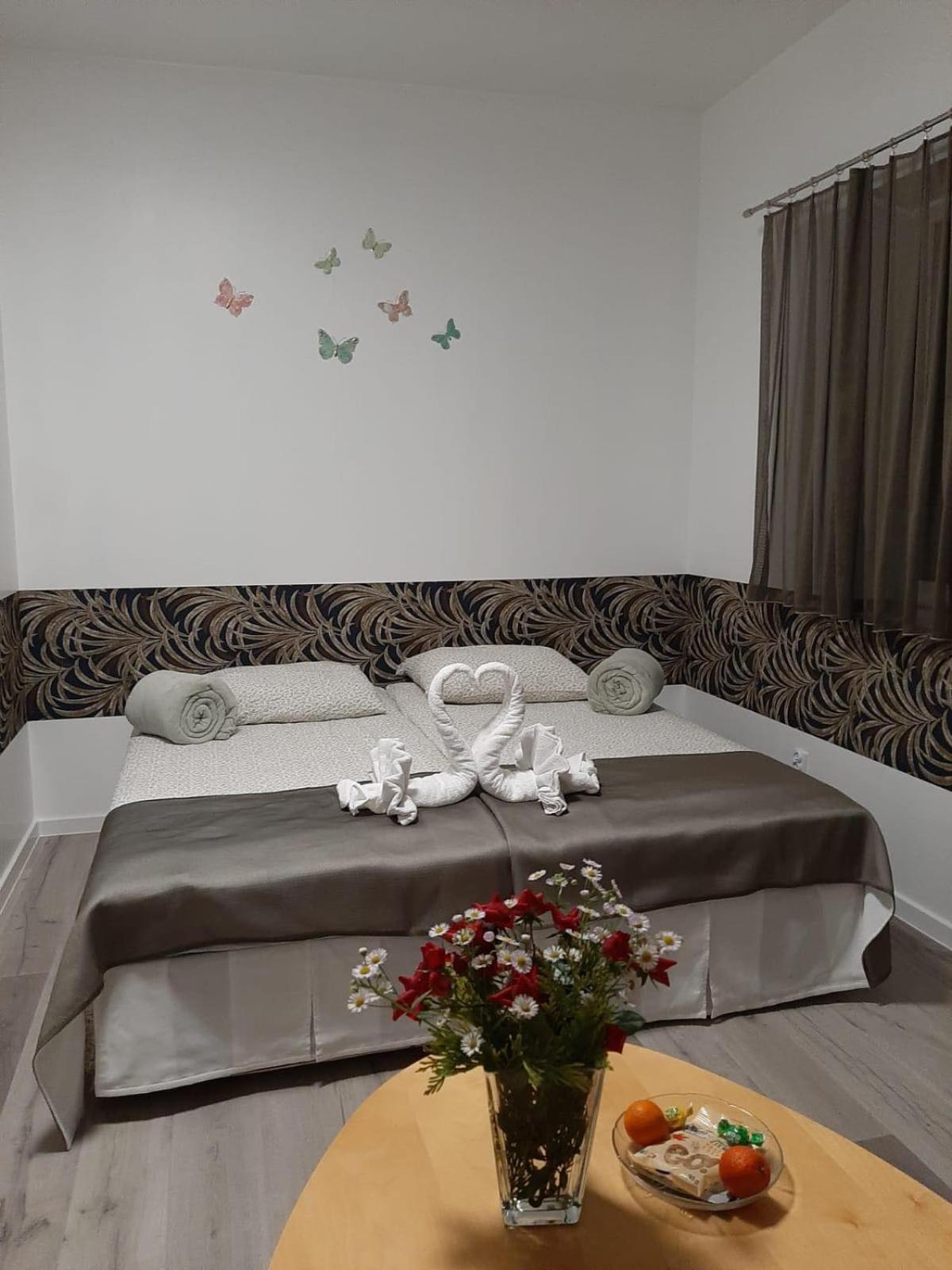 Azyl Hotel Legnica Buitenkant foto
