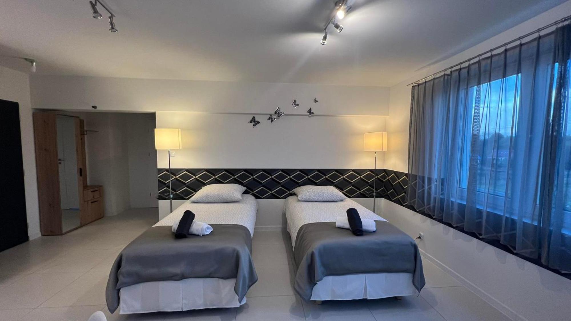 Azyl Hotel Legnica Buitenkant foto