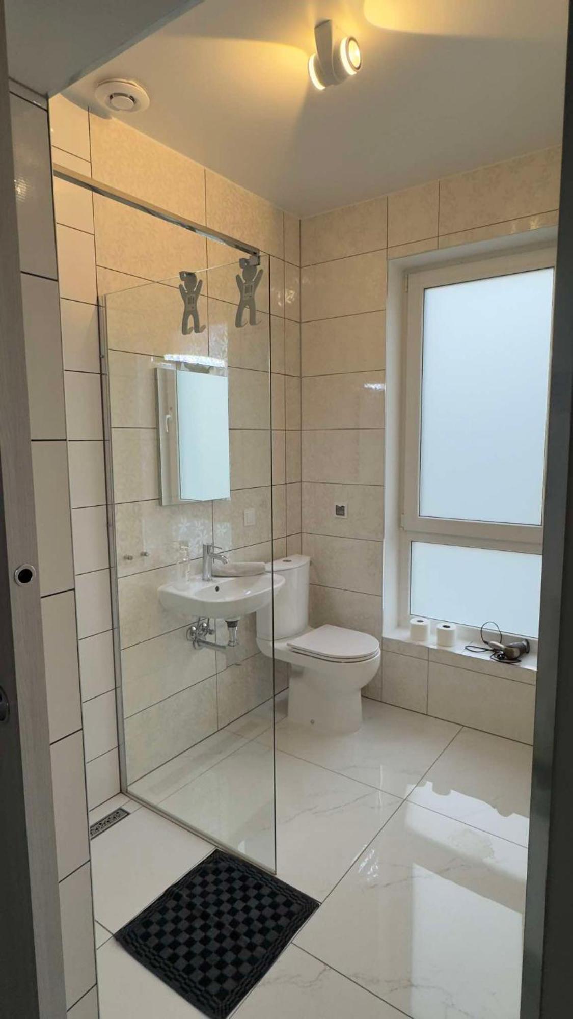 Azyl Hotel Legnica Buitenkant foto
