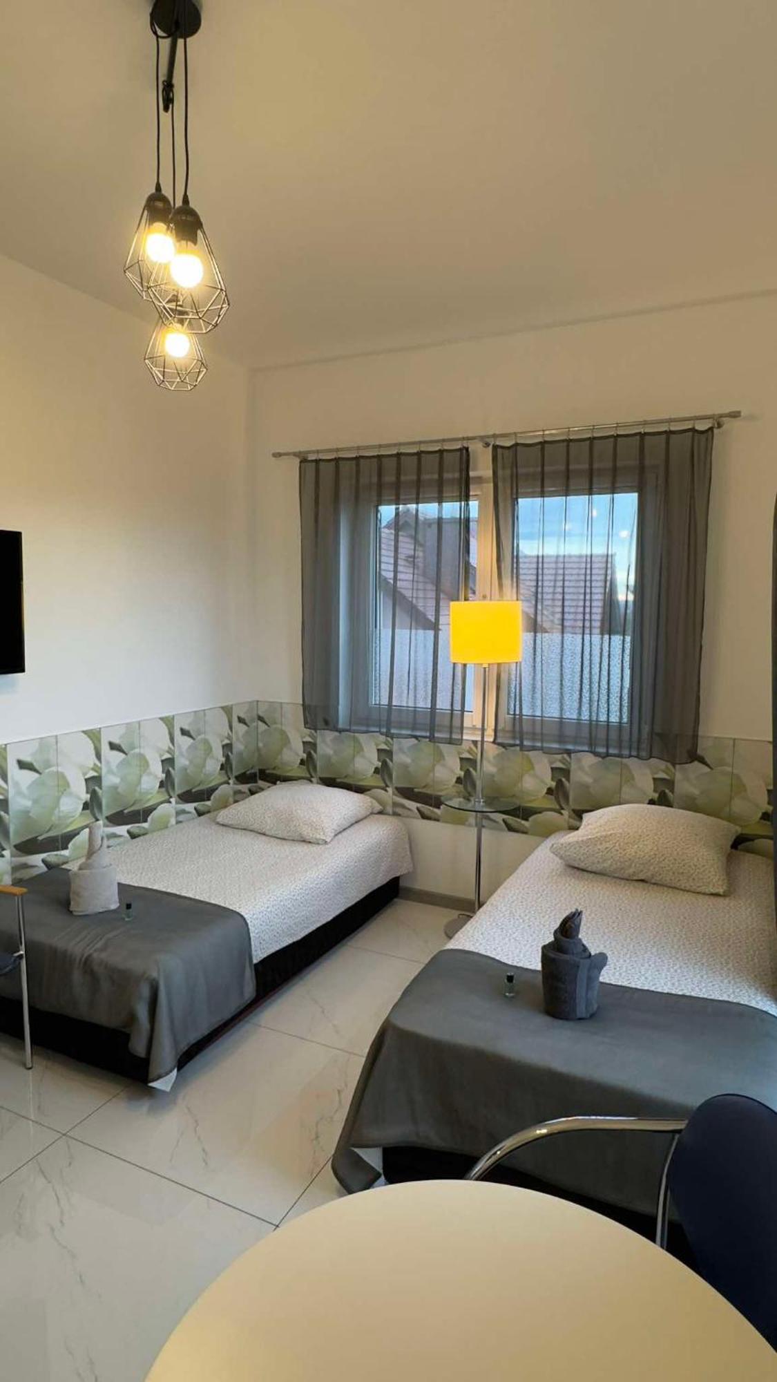 Azyl Hotel Legnica Buitenkant foto