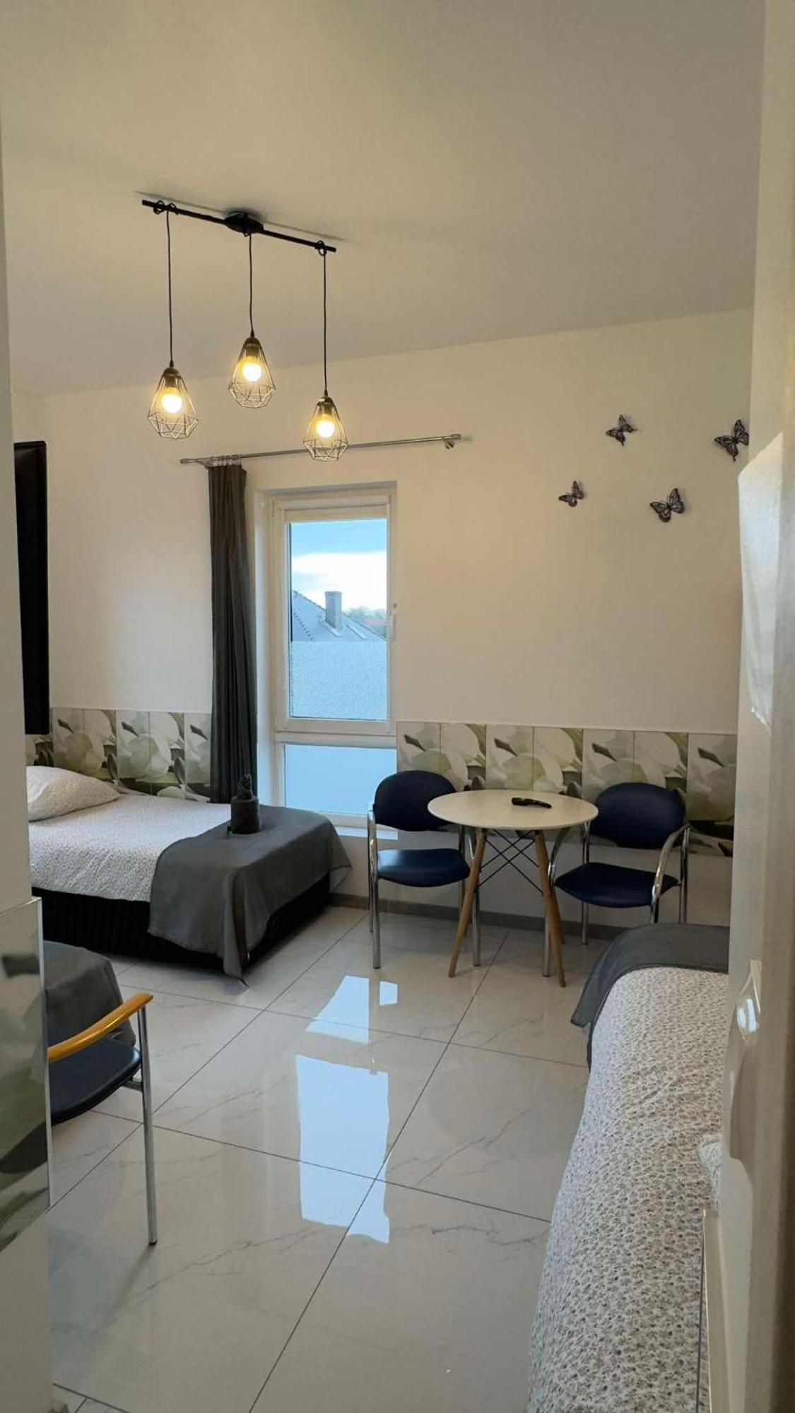 Azyl Hotel Legnica Buitenkant foto